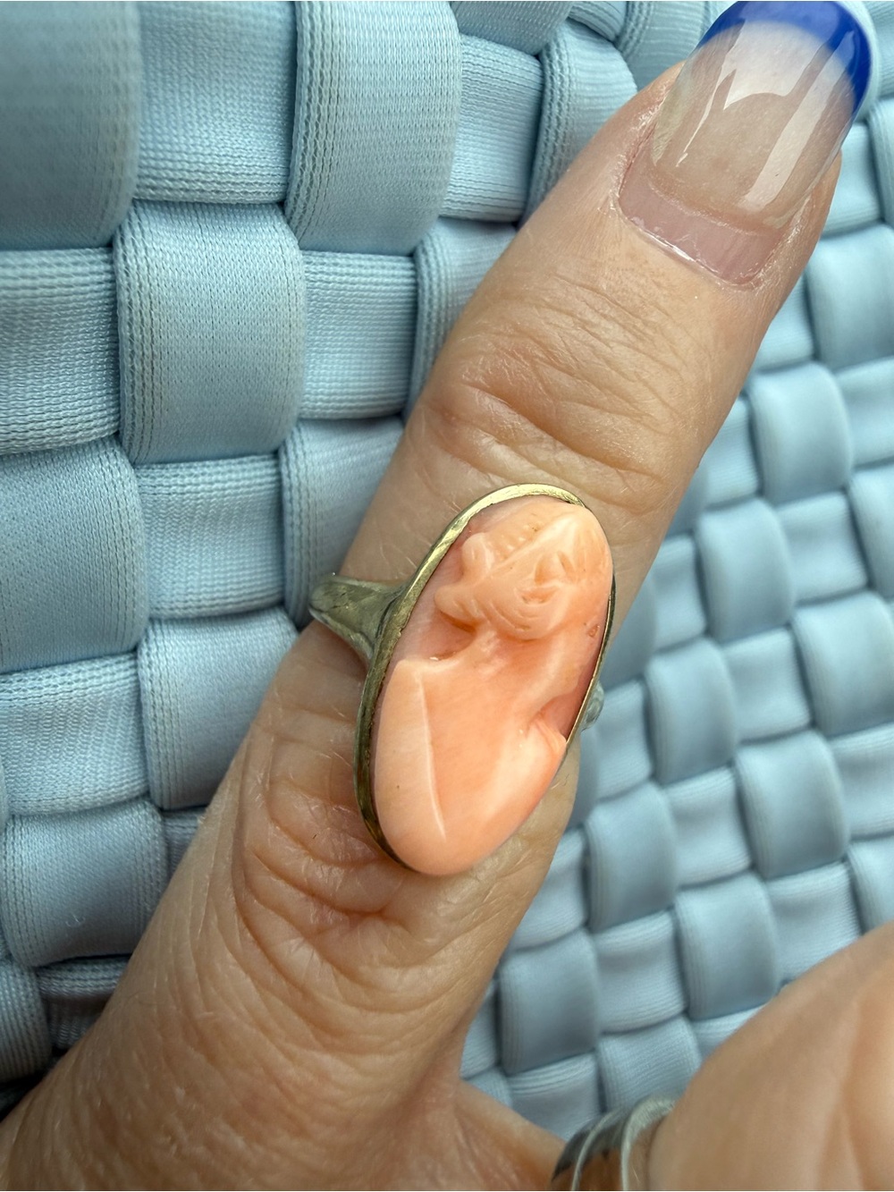 Vintage 10K Gold Coral Cameo Ring in Peach Coral